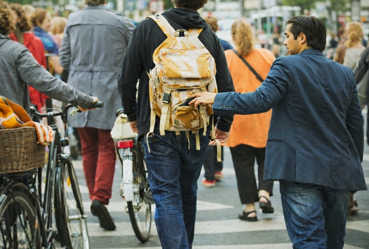 Lưu ý về trộm vặt ở nơi đông người