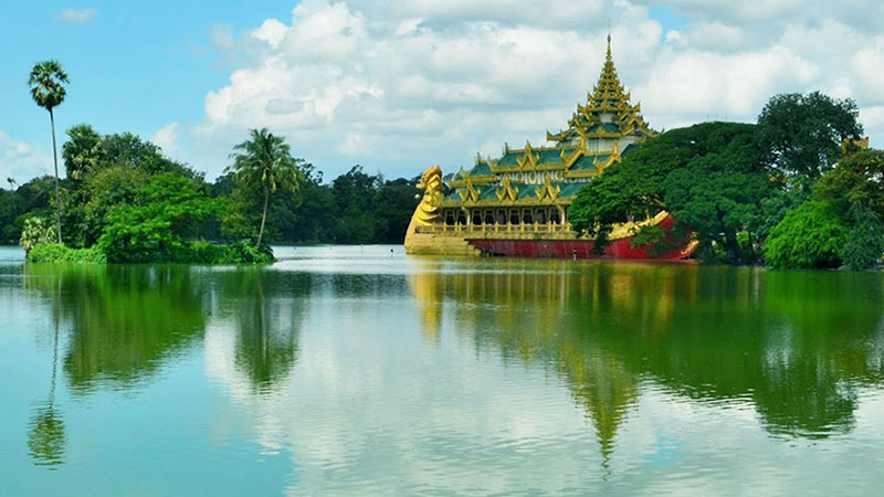 Công viên thiên nhiên Kandawgyi ở thành phố Yangon, Myanmar