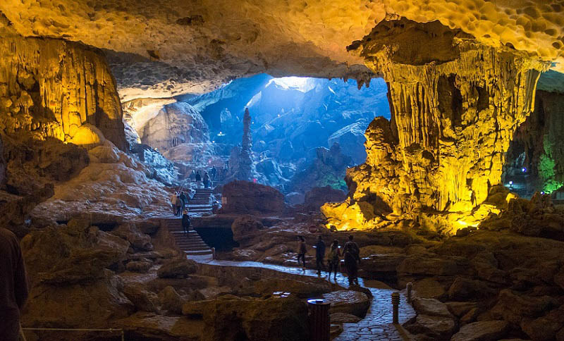 Hang Đầu Gỗ - Một trong những hang động đẹp nhất ở Vịnh Hạ Long