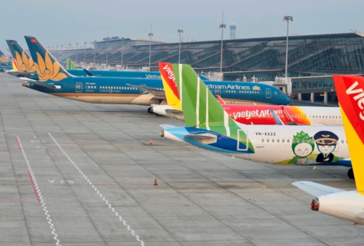 Có rất nhiều hãng bay nội địa khai thác đường bay thẳng đến sân bay Liên Khương, Đà Lạt