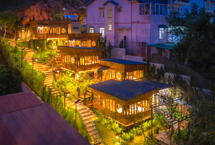 Dãy nhà gỗ nhỏ Chiburo homestay nằm ẩn mình trong một khu vườn