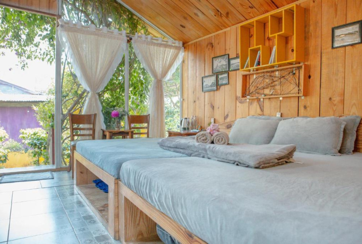 Căn phòng rộng rãi, thoáng mát với ban công đón nắng của September Garden homestay