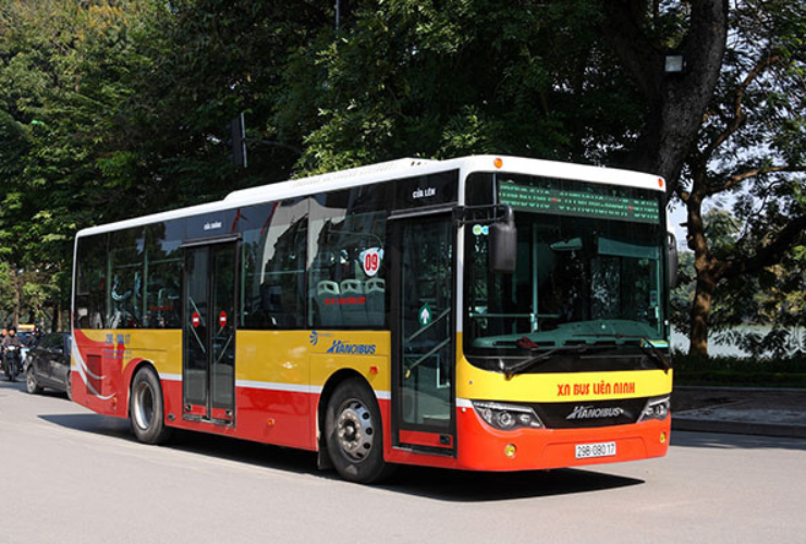 Du khách có thể bắt chuyến xe buýt số 47 để đến Bát Tràng