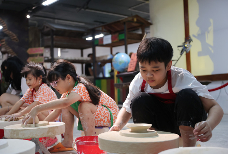 Tự tay nặn ra một sản phẩm gốm chắc chắn sẽ là một trải nghiệm thú vị cho du khách, đặc biệt là đối với các bạn trẻ