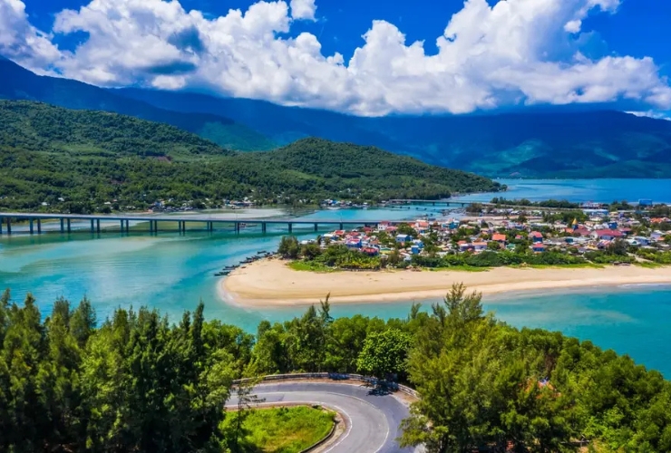 Bãi biển Lăng Cô – một trong những vịnh đẹp nhất thế giới