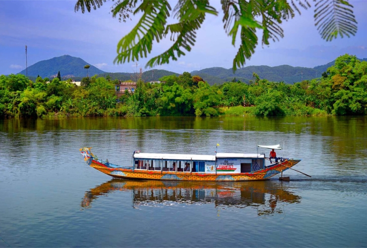 Du ngoạn trên sông Hương – phong cảnh nên thơ của Huế