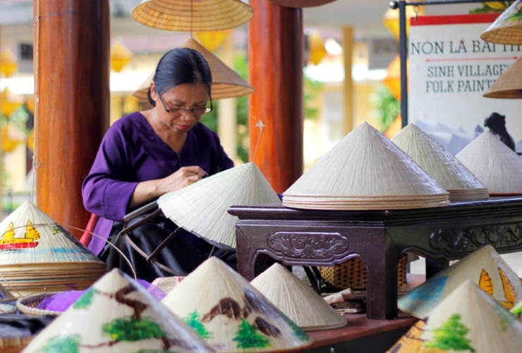 Khám phá làng nón lá Phú Cam – cái nôi của nón bài thơ Huế
