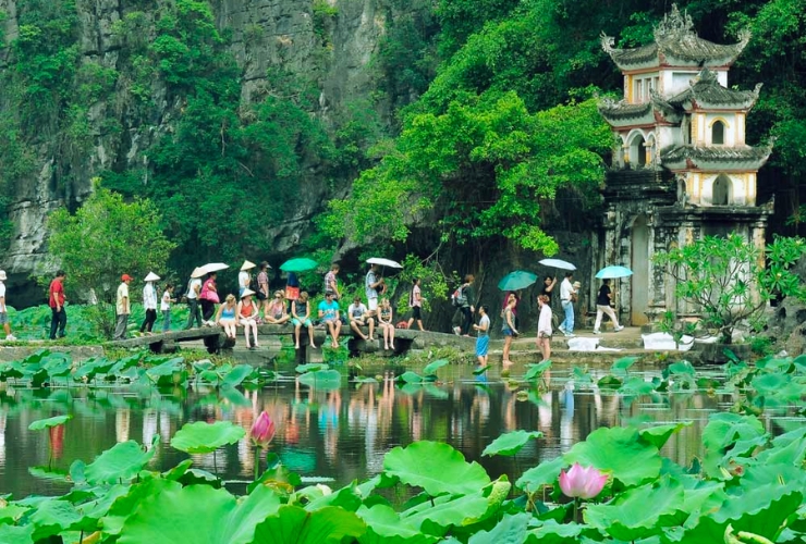 Tham quan chùa Bích Động – Ngôi chùa “lưng tựa núi, mặt hướng trời”