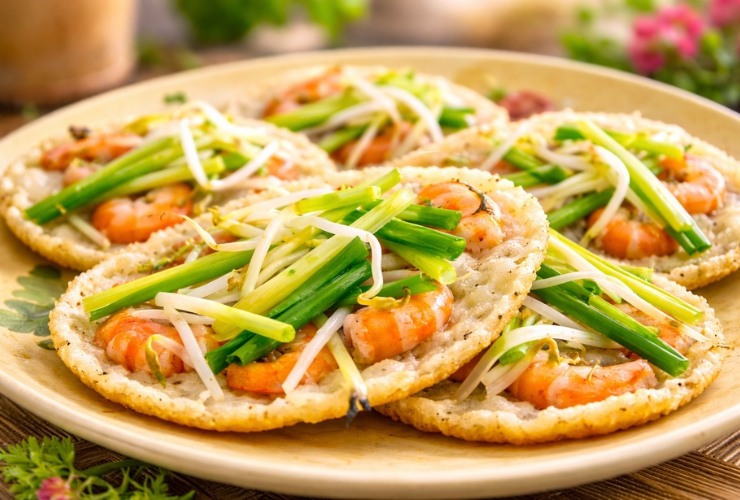 Thưởng thức bánh xèo tôm nhảy - Một trong những đặc sản nổi bật của Quy Nhơn