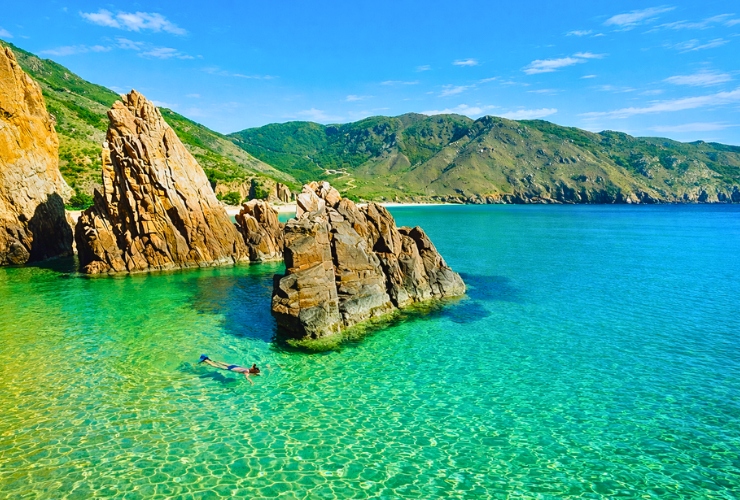 Tắm biển trong làn nước xanh ngọc trong vắt tại Kỳ Co, Quy Nhơn