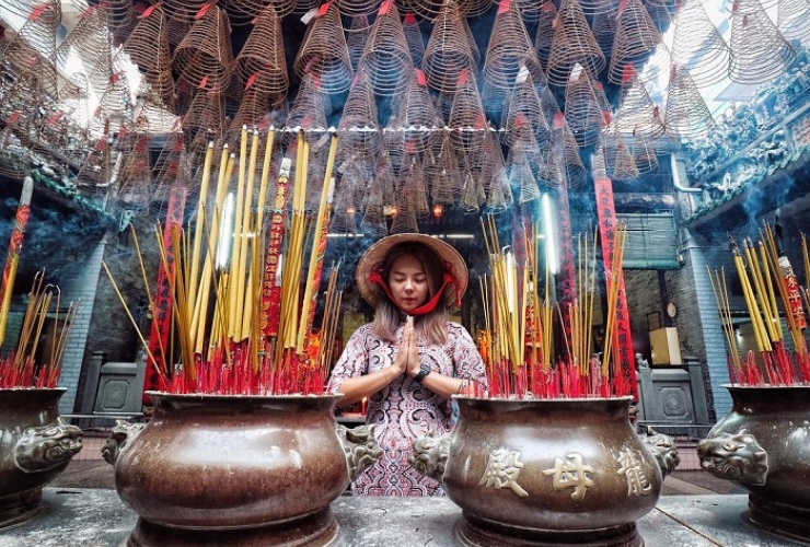 Lưu ý về trang phục và cách dâng hương đúng cách khi đi lễ tại chùa Bà Thiên Hậu