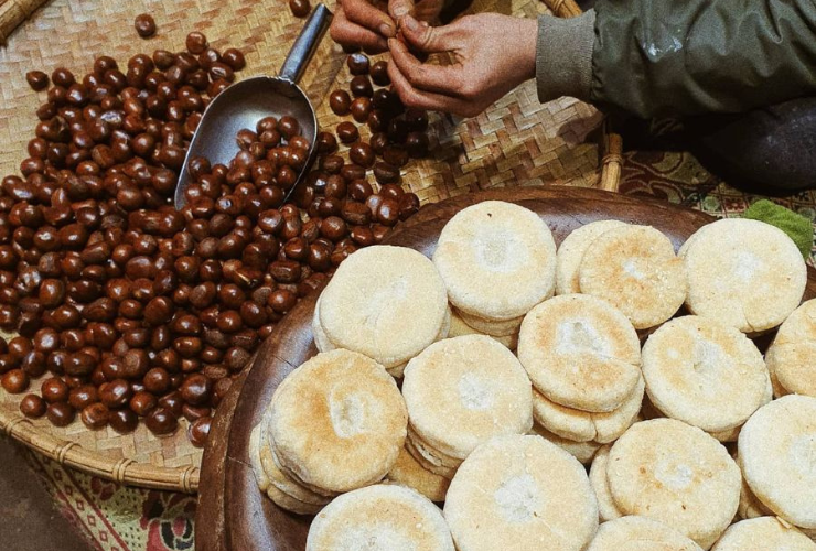 Đường phố Sapa luôn có mùi hương thơm ngào ngạt của hạt dẻ nướng và bánh hạt dẻ, vì vậy đừng quên thử đặc sản Sapa này nhé!