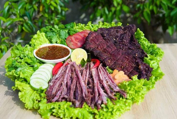 Thịt trâu gác bếp, một đặc sản Sapa rất được ưa chuộng mang về làm quà