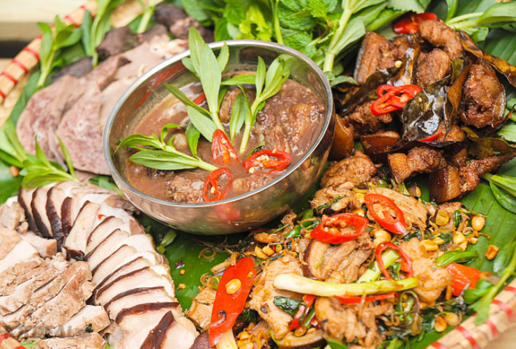Lợn bản Sapa khác với những món thịt lợn thông thường, thơm ngọt và săn chắc hơn