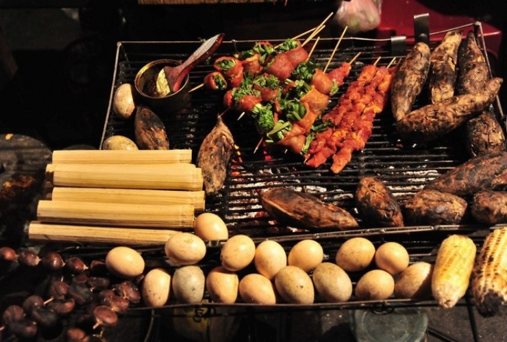 Không khí sôi động và ẩm thực đường phố đặc trưng tại chợ đêm Sapa