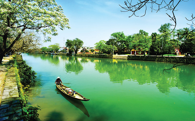 Sông Hương thơ mộng bên Kinh Thành Huế