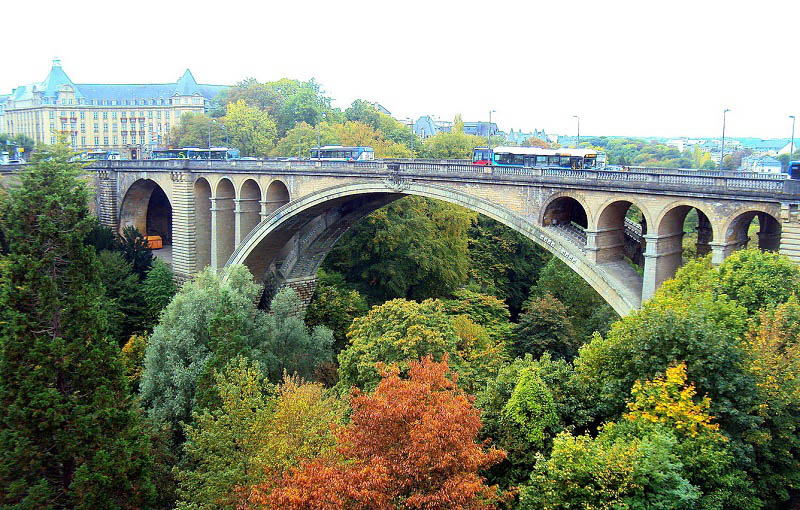 Cầu Adolphe và Viện Lập Pháp - Những công trình kiến trúc tiêu biểu ở Luxembourg