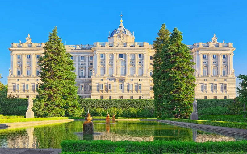 Cung điện hoàng gia Madrid - Một trong những cung điện cổ kính lớn nhất Châu Âu