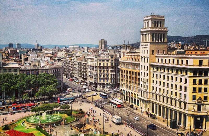 Quảng trường Plaza Catalunya - Quảng trường nổi tiếng của xứ xở Bò Tót Tây Ban Nha