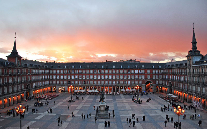 Quảng trường Plaza Mayor - Một trong những quảng trường đẹp nhất Châu Âu