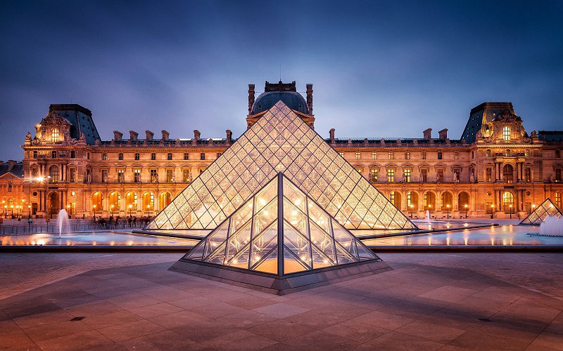 Cung điện Louvre - Cung điện cũ của Hoàng gia Pháp với lối kiến trúc tráng lệ, đồ sộ
