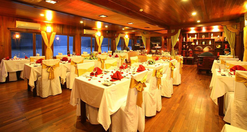 Bữa tối buffet ấm cúng tại nhà hàng sang trọng của du thuyền Indochina Sails