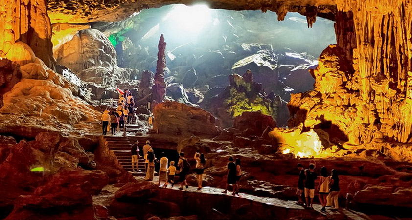 Hang Sửng Sốt là một trong những hang động đẹp nhất Vịnh Hạ Long