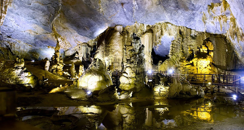 Hang Thiên Cảnh Sơn hay tiên cảnh ở trên núi, cái tên đã cho thấy vẻ đẹp bồng lai của hang động này