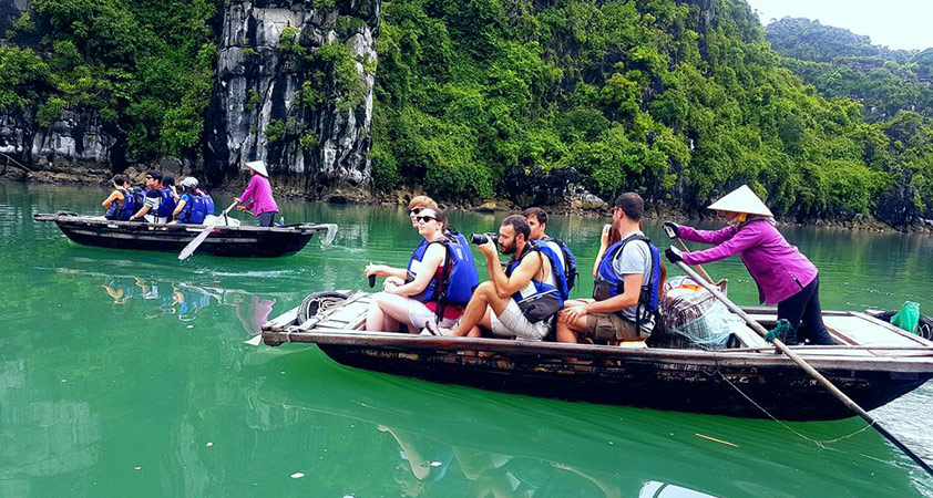 Quý khách tham quan Làng chài Vung Viêng bằng thuyền gỗ