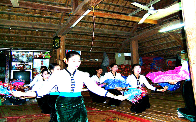 Điệu múa quạt của người Thái tại Bản Lác - Mai Châu