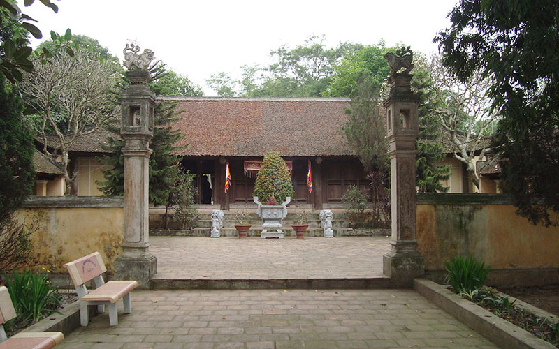 Đền thờ Phùng Hưng với mái ngói rêu phong theo thời gian