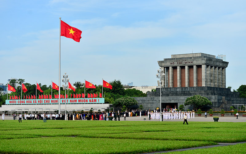 Dòng người xếp hàng vào viếng Lăng Chủ Tịch Hồ Chí Minh