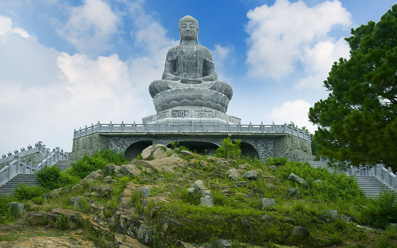 Chùa Phật Tích nổi tiếng với Bức tượng Phật A di đà bằng đá xanh ngồi trên tòa sen cao 27m nằm trên đỉnh núi