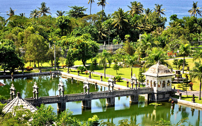 Cung điện nước Taman Ujung là sự kết hợp giữa kiến trúc Balinese và châu Âu
