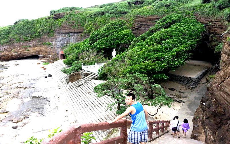 Du khách thăm quan chùa Hang trên đảo Lý Sơn