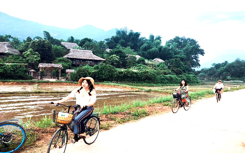 Khách du lịch đạp xe thăm quan Mai Châu