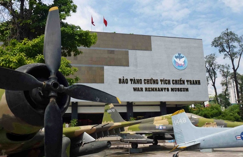 Du khách tham quan Bảo tàng chứng tích chiến tranh ở Sài Gòn
