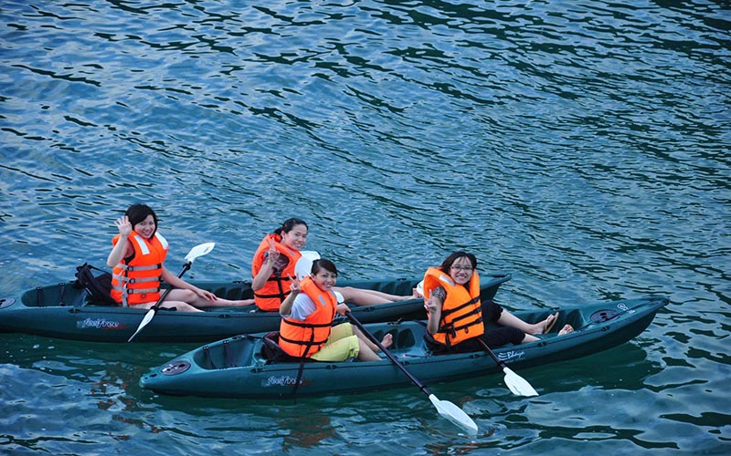 Du khách thỏa thích chèo thuyền Kayak trên sông Cửa Cạn