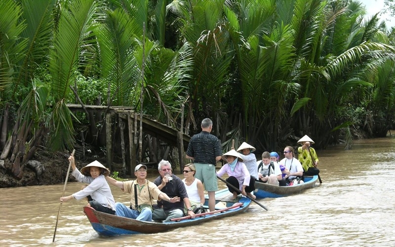 Du khách chèo thuyền vào khu du lịch cù lao Thới Sơn