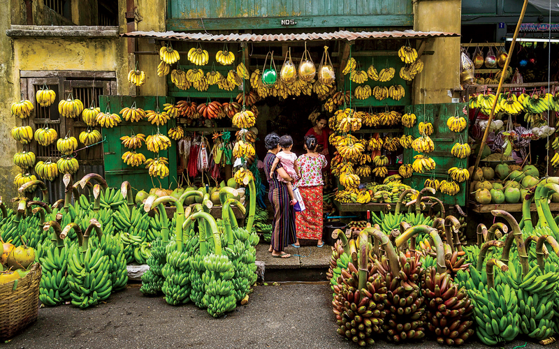 Du khách tự do mua sắm tại chợ Bogyoke Aung San 