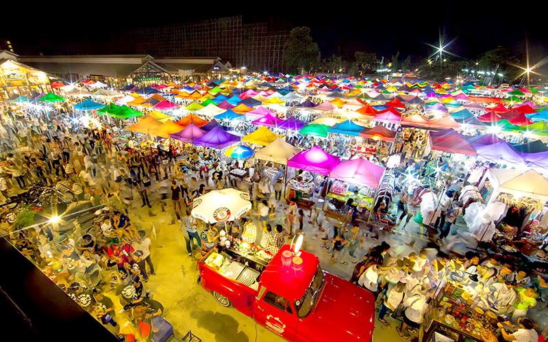 Du khách tham quan và mua sắm thỏa thích tại khu chợ Chatuchak lớn nhất thế giới