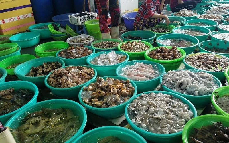 Du khách đi mua sắm hải sản tại Chợ Phan Thiết