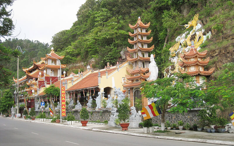 Du khách đi thăm chùa Hang linh thiêng tại Hà Tiên