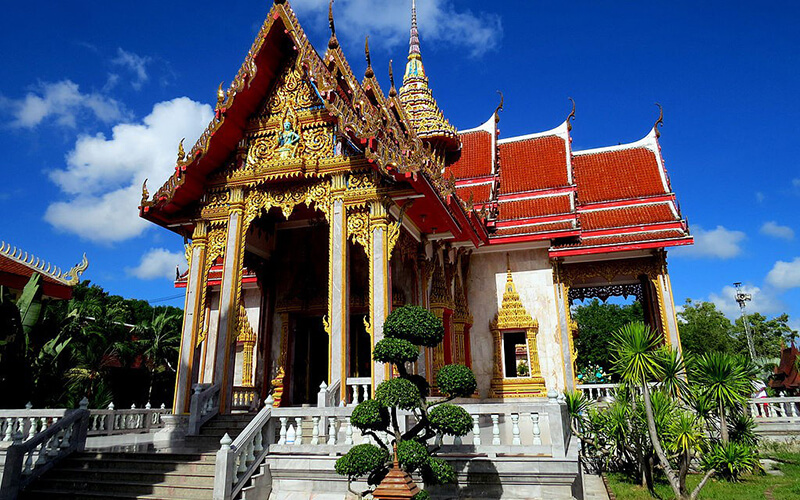 Du khách tham quan ngôi chùa Kathu có kiến trúc độc đáo ở Phuket