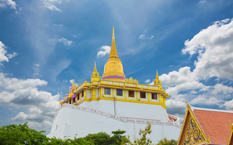 Du khách tới tham quan chùa Núi Vàng trong ngày đầu tiên tới Bangkok