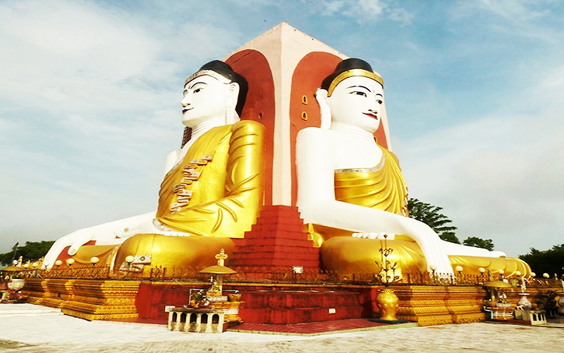 Hướng dẫn viên đưa du khách đi tham quan chùa Phật 4 mặt 