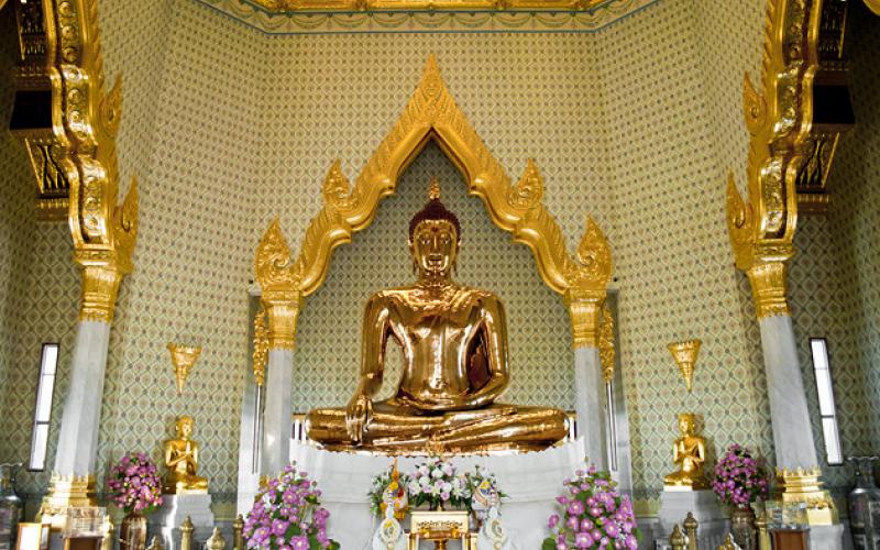 Du khách tới thăm ngôi chùa Phật Vàng, nơi có bức tượng Phật Vàng lớn nhất thế giới