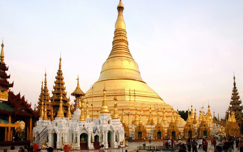 Du khách tham quan chùa Shwedagon nổi tiếng linh thiếng tại Myanmar