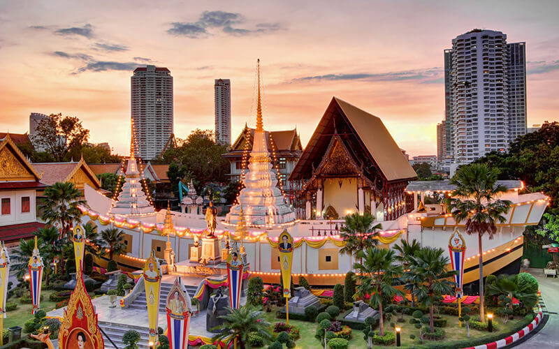 Du khách ghé thăm và cầu bình an ở Chùa Thuyền Bangkok