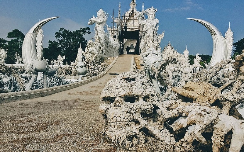 Du khách chiêm ngưỡng Chùa Trắng Wat Rong Khun - ngôi chùa nhất định phải ghé qua khi tới Thái Lan